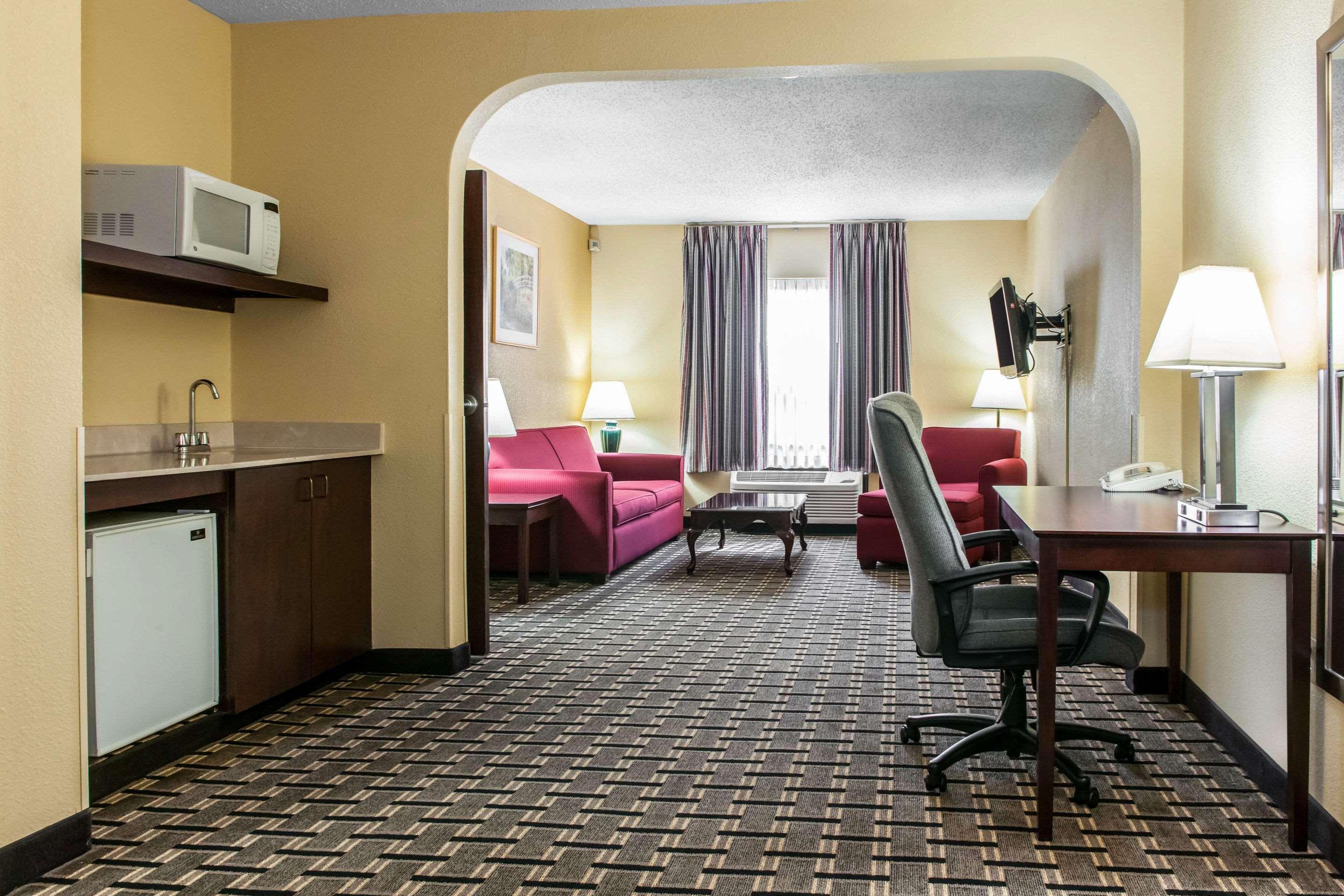 Clarion Inn & Suites Northwest Indianapolis Exterior photo